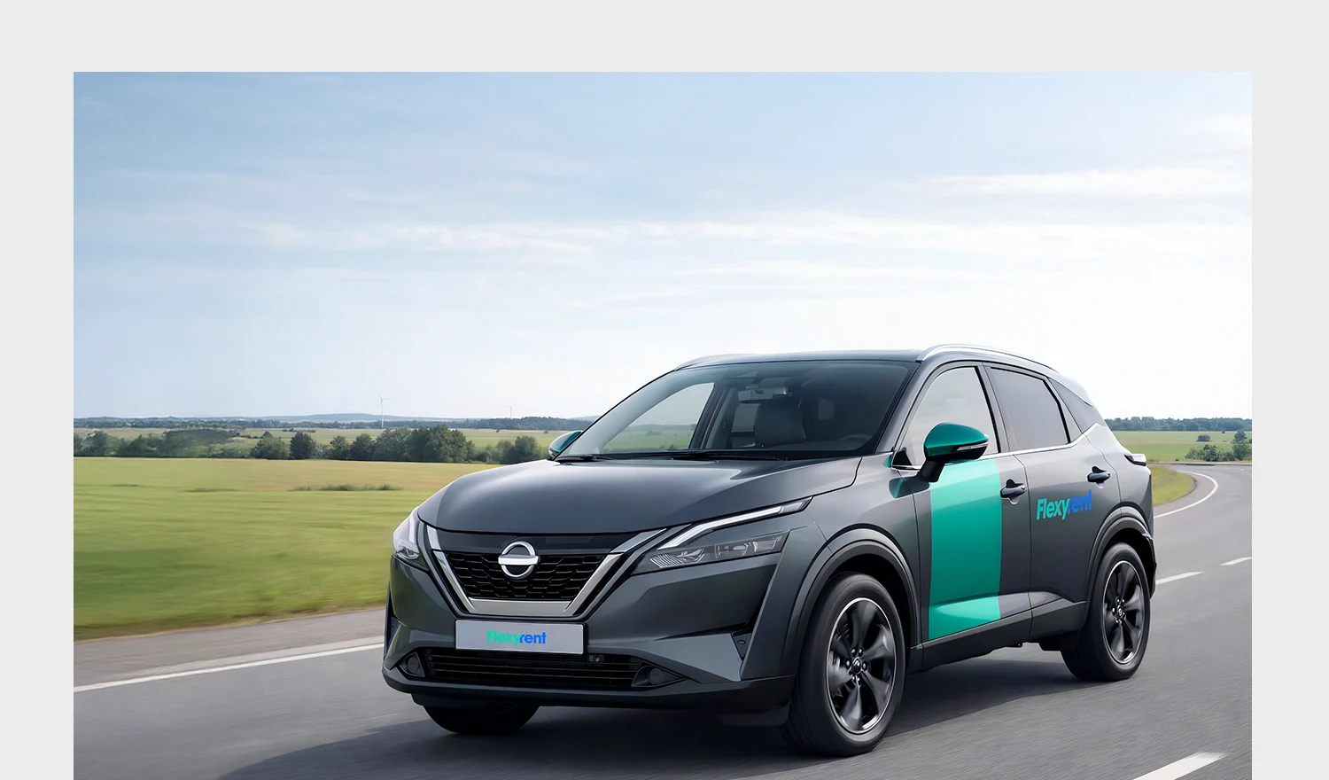 Flexyrent automobilio apipavidalinimas – firminio stiliaus pritaikymas Pilkas „Nissan“ automobilis kelyje su žalia juosta ant priekinių durelių ir „Flexyrent“ logotipu ant galinių durelių.